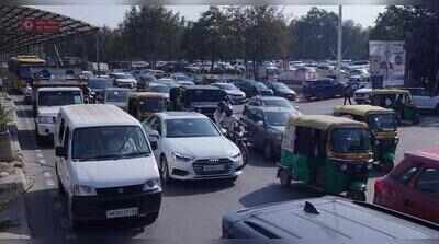 Street vendors, unions protest outside Mini Secretariat; traffic hit