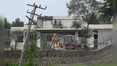 New walls, gates and farmhouses come up again in protected Aravalis