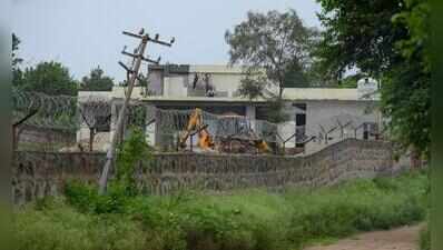 New walls, gates and farmhouses come up again in protected Aravalis