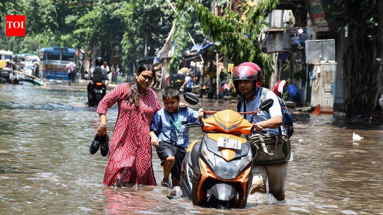 24 hours after downpour, Kolkata pockets grapple with flooded roads