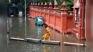 24 hours after downpour, Kolkata pockets grapple with flooded roads