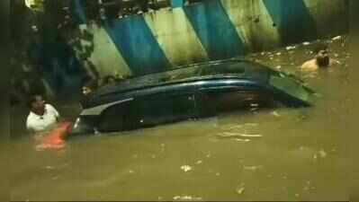 24 hours after downpour, Kolkata pockets grapple with flooded roads