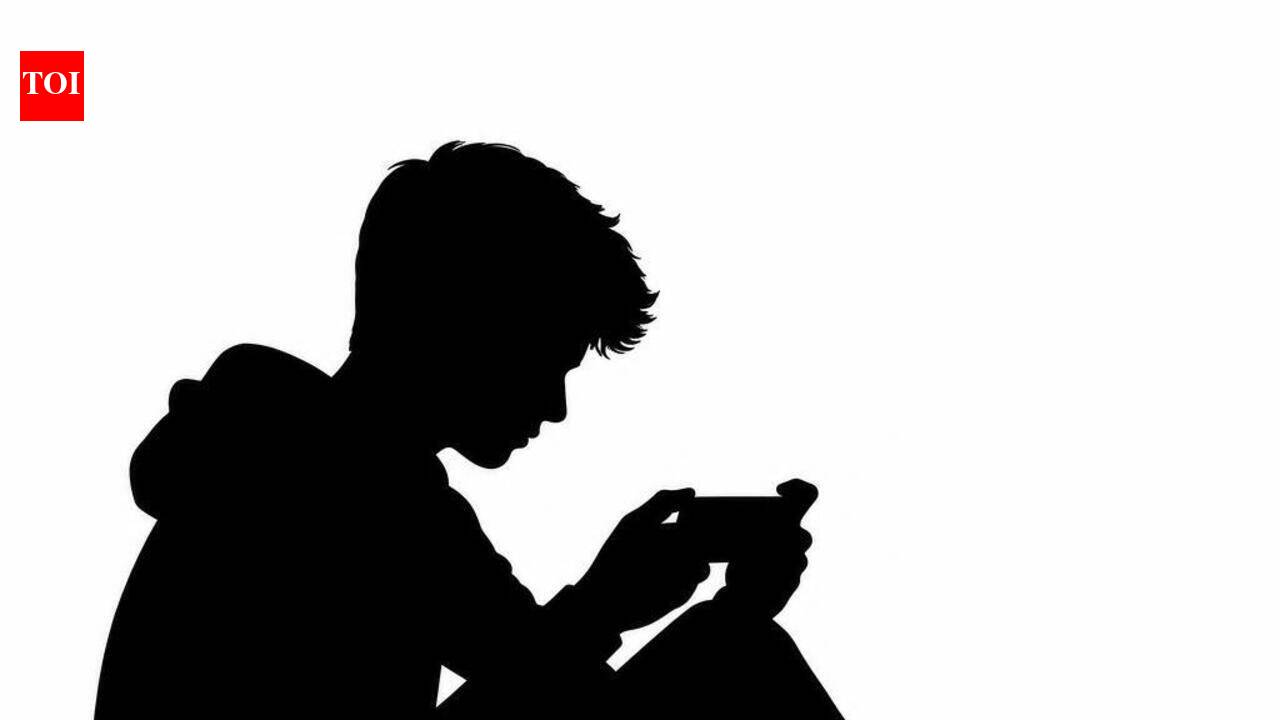 Father takes away phone, teenage boy leaves home for ‘Kashi’