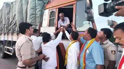 Koppal’s Gandhigiri on NH: Protesters offer roses to TN truck drivers over Cauvery row