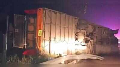 Sleeper bus overturns on Agra-Lucknow eway, 6 injured