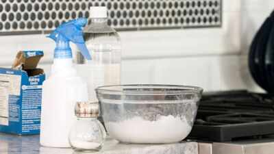 How to use baking soda to clean greasy kitchen stains