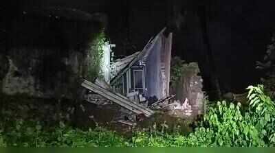 Two injured as 25-year-old chawl room collapses in Maharashtra