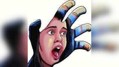 Woman booked for assaulting 6-year-old daughter