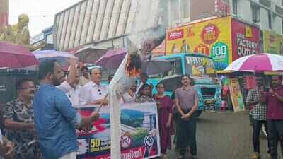 Mullaperiyar issue: Janasamrakshana Samithi burns effigy of TN chief minister