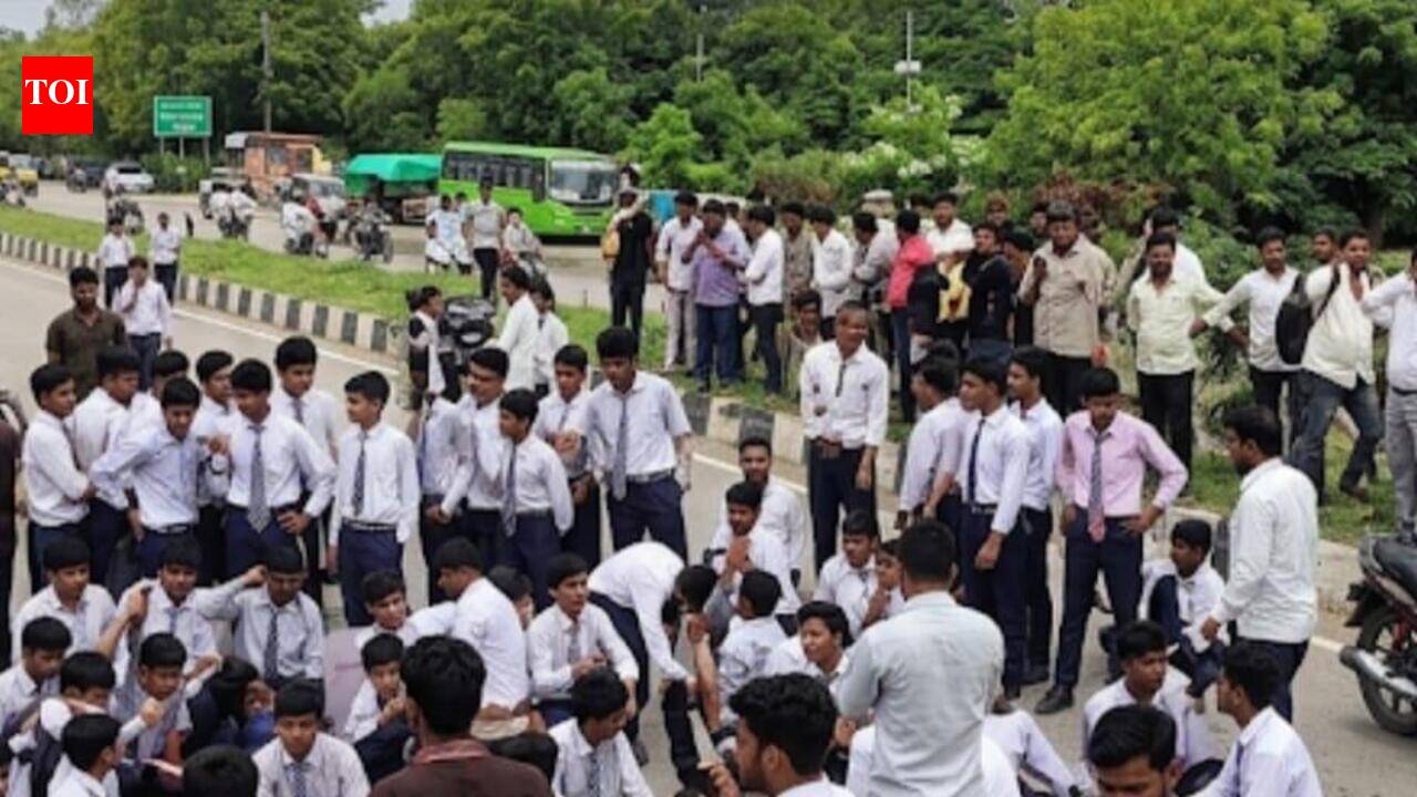 Sarvodaya school students block Agra eway link road to demand teachers’ appointment