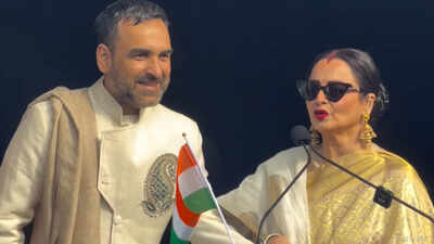 Rekha gives Pankaj Tripathi English lessons on stage at IFFM Melbourne, 'Mirzapur' actor jokes, 'Main Hindi medium ka chatra hu galat bol dunga'