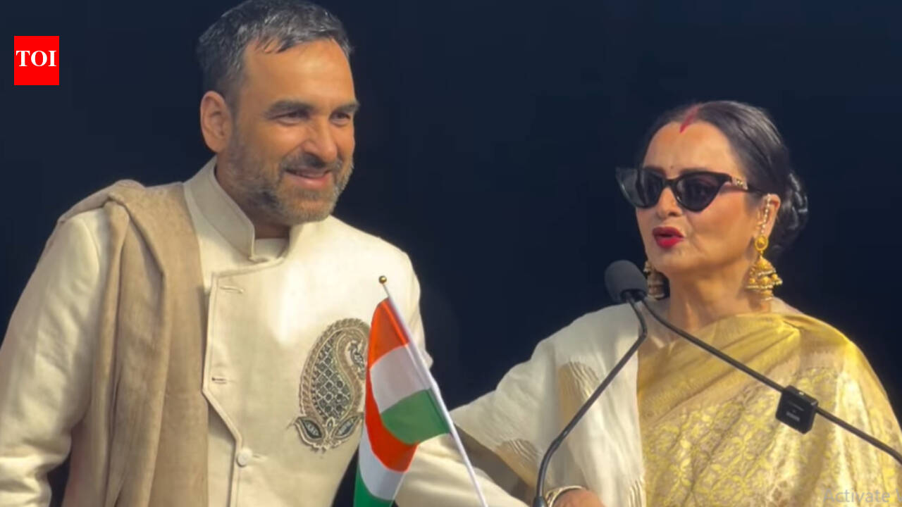 Rekha gives Pankaj Tripathi English lessons on stage - Watch