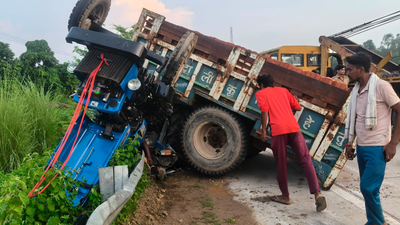 4 killed after tractor-trolley overturns on Lucknow-Sultanpur highway
