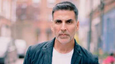 Akshay Kumar removes shoes before holding National Flag during Independence Day 2026 celebration with Tiger Shroff, netizens praise his gesture - Watch