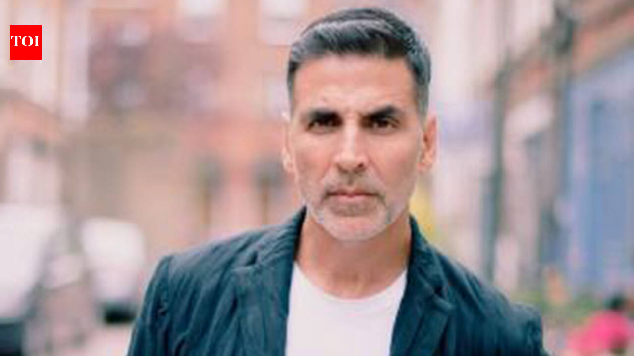 Akshay Kumar removes shoes before holding National Flag during Independence Day celebration