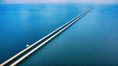 Why people driving through the bridge over Lake Pontchartrain Causeway in Louisiana, sometimes get so scared that they have to call police midway
