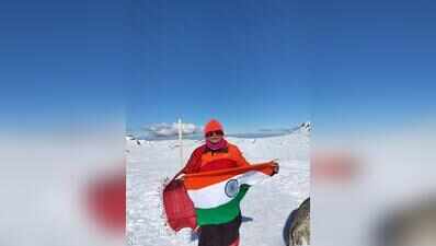 Tricolour exhibited on top of Australian peak