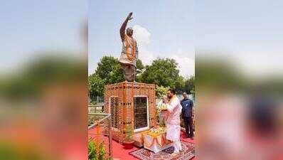 Guv, CM pay tributes to former PM Vajpayee