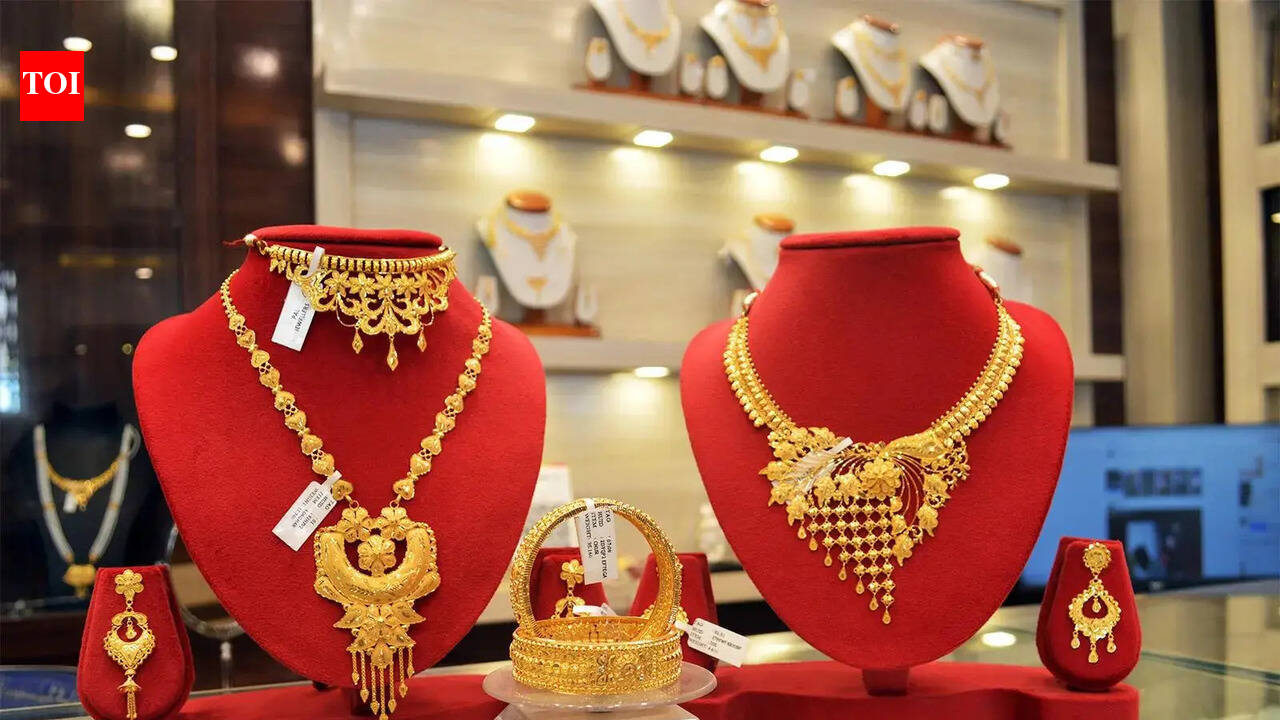 Gold, Silver Futures Rise on MCX as Bullion Outlook Stays Positive