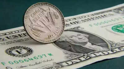 Rupee falls 17 paise to 95.59 against US dollar as FCNR swap deadline weighs down sentiment