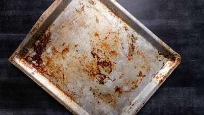 <b>Why do baking sheets turn brown and sticky over time? How to clean them naturally</b>