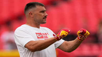 “Kelce needs to be more respectful”: Travis Kelce sparked backlash over national anthem behavior as fans revive his controversial 2017 protest