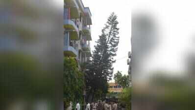 Blazing entrance, locked exit: Guests climb down 47-ft tree & pipes to escape