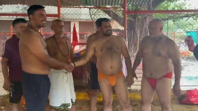 BJP, SP rivals take their electoral battle to wrestling pit, score love-all