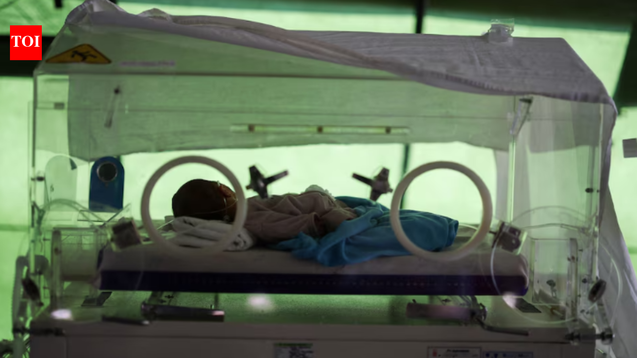 Indonesian woman gives birth under torchlight during magnitude 7.7 earthquake