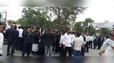 Lawyers block road, demand action against SHO over misbehaviour