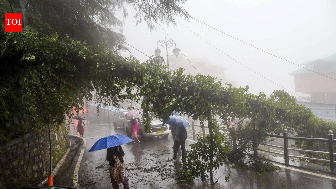 हिमाचल प्रदेश में भारी बारिश का कहर: 88 सड़कें बंद, जनजीवन अस्त-व्यस्त