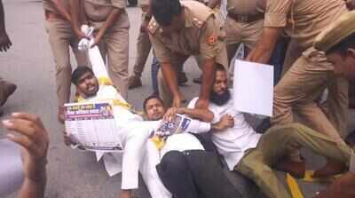 AAP students’ wing protests against shortage of teachers
