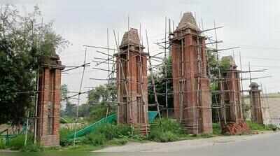 Three years, five pillars: UP-Delhi border gate stands incomplete