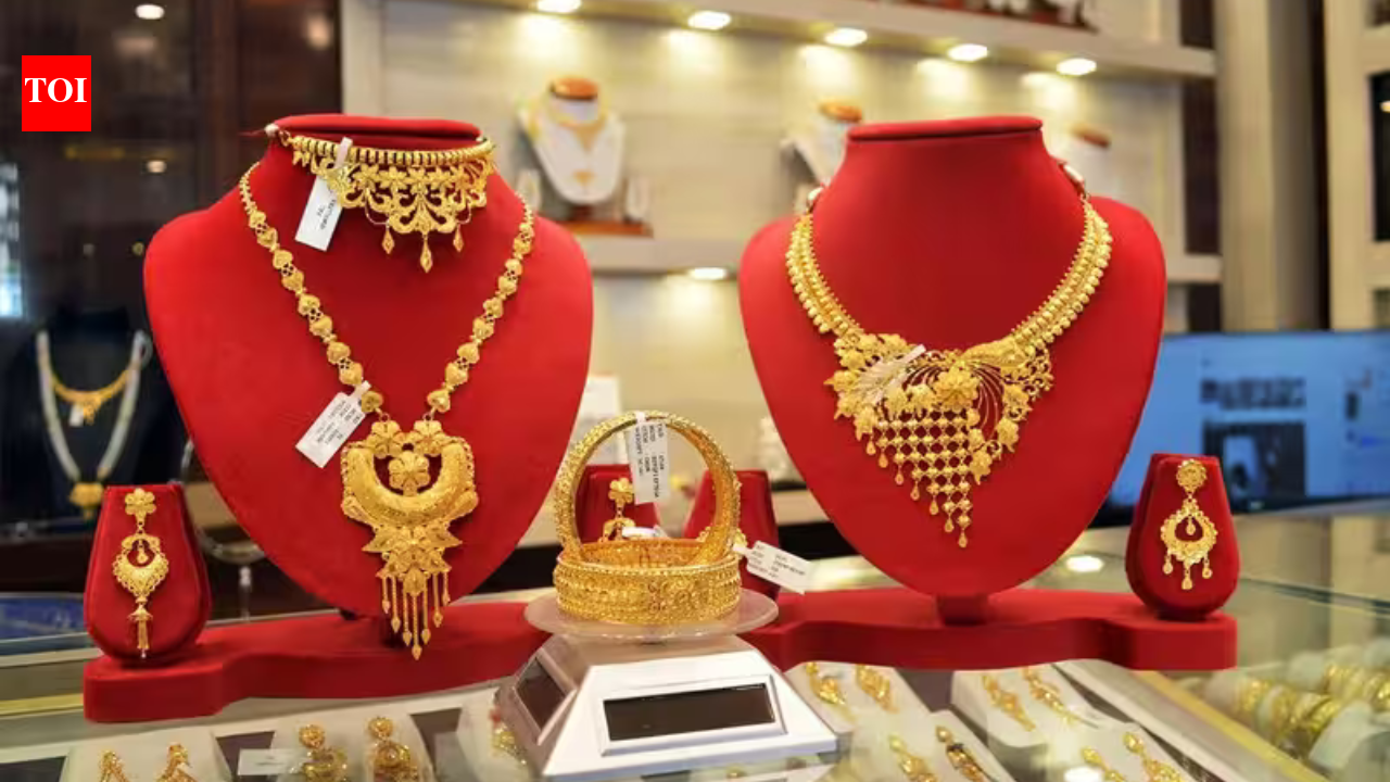 Gold Edges Higher as Yields Ease, Markets Await Fed Minutes Amid Iran Tensions