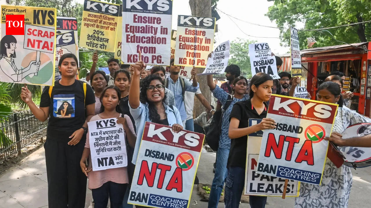 भोपाल: पीएम श्री डीएमएस स्कूल के विलय के खिलाफ छात्रों का बड़ा प्रदर्शन