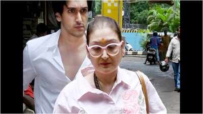 Amid divorce buzz, Sunita Ahuja visits family court with son Yashvardhan, gives cryptic reply to paps — Watch