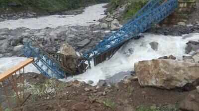 Bridge damaged on Kailash Mansarovar route, 47 pilgrims stranded at Gunji