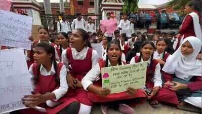 Students protest teachers’ shortage at Azamgarh inter college