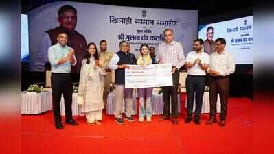 Guns & paddles: Sandhu, Poonam feted at UT administration event