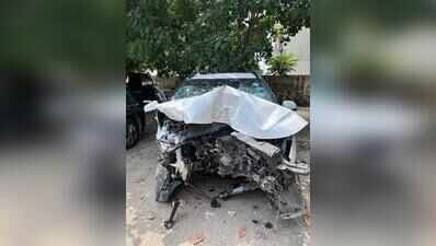 Three of family injured as car crashes into barrier on Golf Course Road