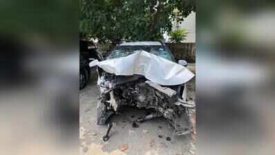 Three of family injured as car crashes into barrier on Golf Course Road