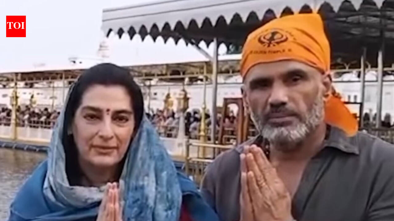 Suniel Shetty and wife Mana seek blessings at Golden Temple
