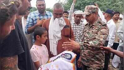 Army jawan dies of heart attack during promotion course, 8-year-old son lights pyre
