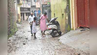 Jamshedpur floodwaters recede, residents begin cleaning homes amid sludge and garbage
