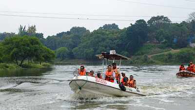 Police commissioner, DM inspect flood-hit areas along Ganga & Varuna