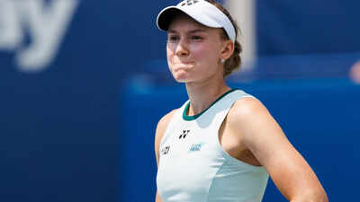 Elena Rybakina’s bid to dethrone Aryna Sabalenka ends in heartbreak after Cincinnati injury