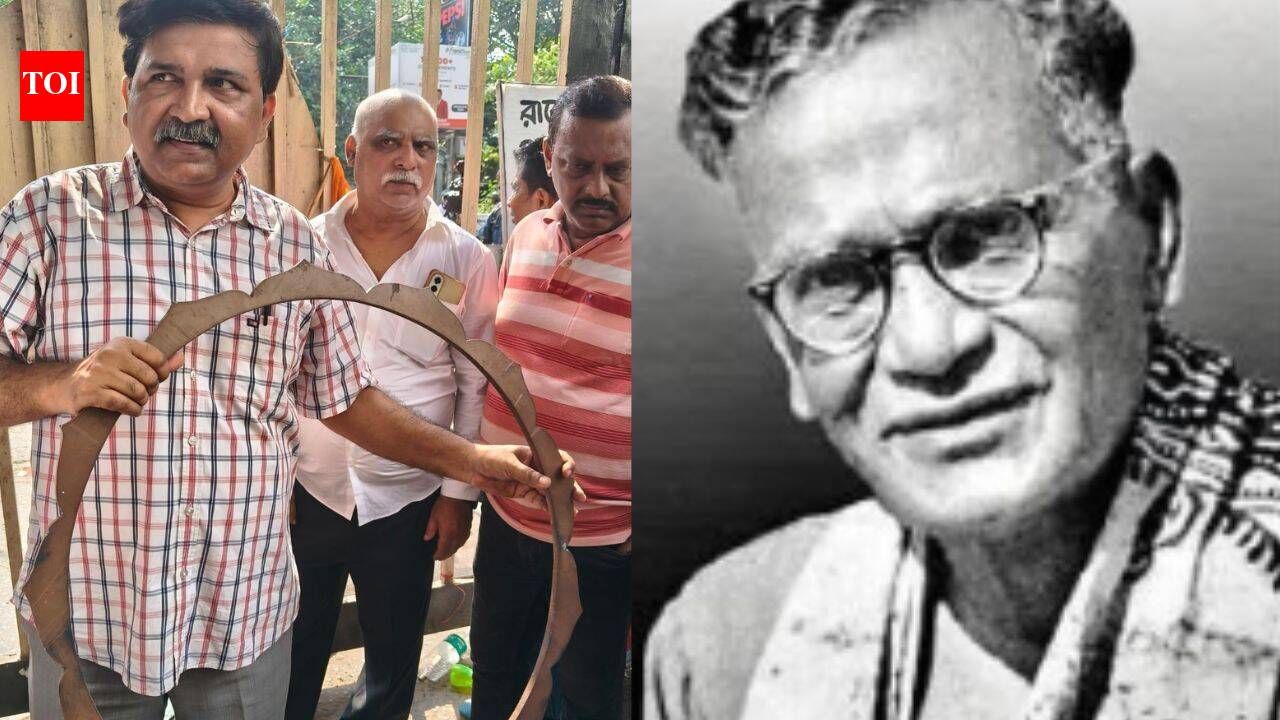 Violence &amp; vandalism rock JU: Part of Nandalal Bose-designed emblem broken