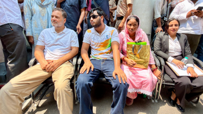 'No FIR, so we sit': Rahul Gandhi on dharna outside DCP office along with pellet gun victim