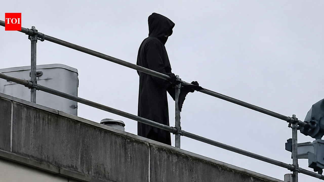 Man dressed as ‘Grim Reaper’ climbs onto hospital roof with long blade and stares at patients