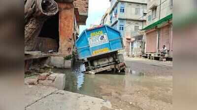 Garbage hopper stuck as sewage floods Ramganj lane